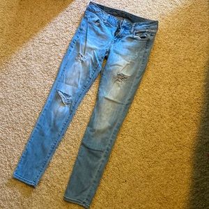 AMERICAN EAGLE RIPPED JEANS